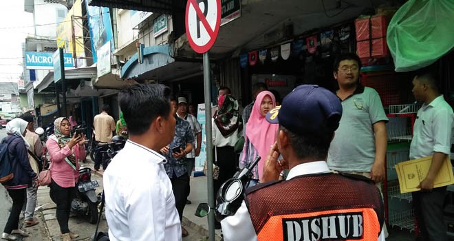 Para pedagang memarkirkan kendaraannya di atas trotoar depan ruko belum lama ini. Sangat mengganggu pejalan kaki, karena toroar jalan dijadikan tempat parkir. Terlihat juga ada rambu larangan parkir.