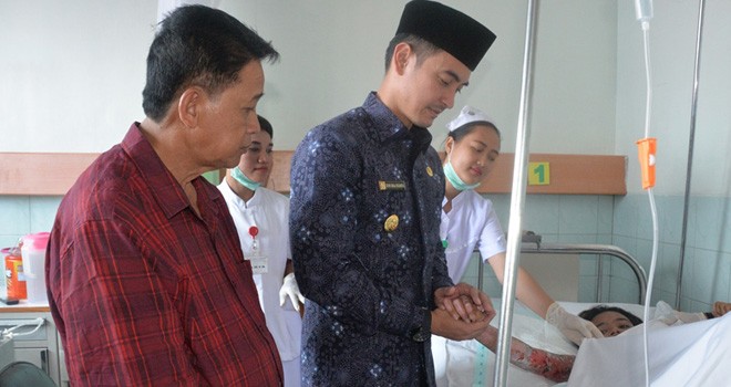 Gubernur Jambi Zumi Zola saat Jenguk Mahasiswi Unja yang Tersengat Listrik.