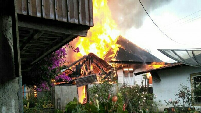 2 unit rumah terbakar di kayu aro.