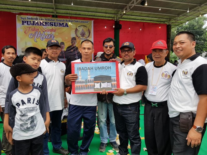 Hendri saat menerima hadiah umroh dari Ketua Umum Pujakesuma H Suparyono Minggu (25/3)