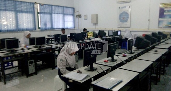 Siswa SMPN 3 saat mengikuti simulasi UNBK yang digelar pihak sekolah sebagai persiapan menghadapi UNBK.