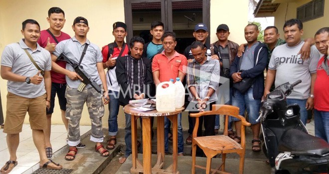 Tiga pelaku kasus pembakaran rumah Komisioner KPU Tebo dan barang bukti saat diamankan di Mapolres Tebo tahun 2017 lalu.