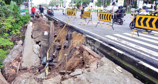 Terlihat trotoar di Jalan Prof. DR. S. Brojonegoro yang amblas akibat derasnya hujan. Ditambah tak ada turap yang menghalang.