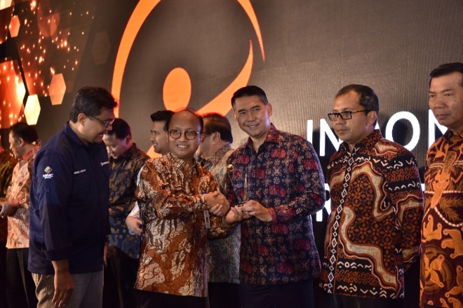 Syarif Fasha menerima anugerah Indonesia Visionary Leader 2018.