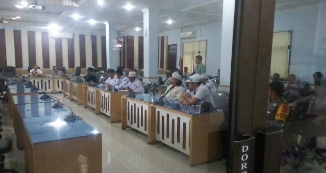 DPRD saat Gelar Hearing Tertutup dengan FPI.