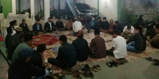 Tokoh masyarakat dan Depati Ninik Mamak 4 Desa saat menemui Adirozal