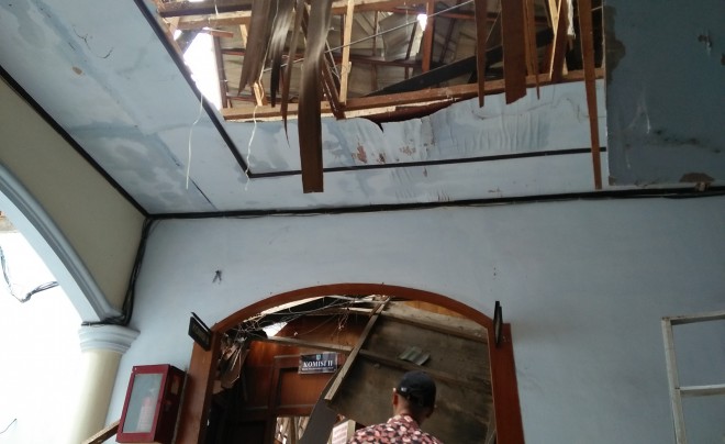 Atap Gedung DPRD Kota Jambi Ambruk.