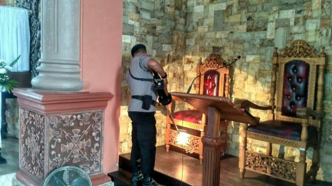 Sterilisasi gereja yang dilakukan unit Jibom Gegana Brimobda Jambi