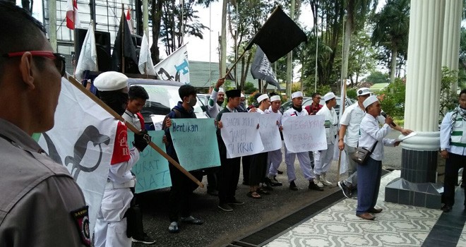  Puluhan Anggota FPI Geruduk DPRD Kota Jambi.