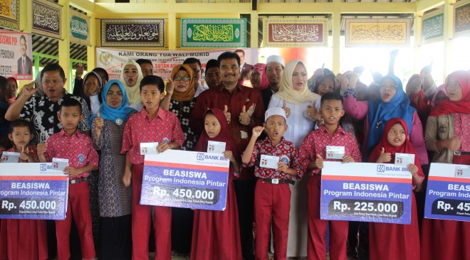 SAH saat menyerahkan Beasiswa PIP.