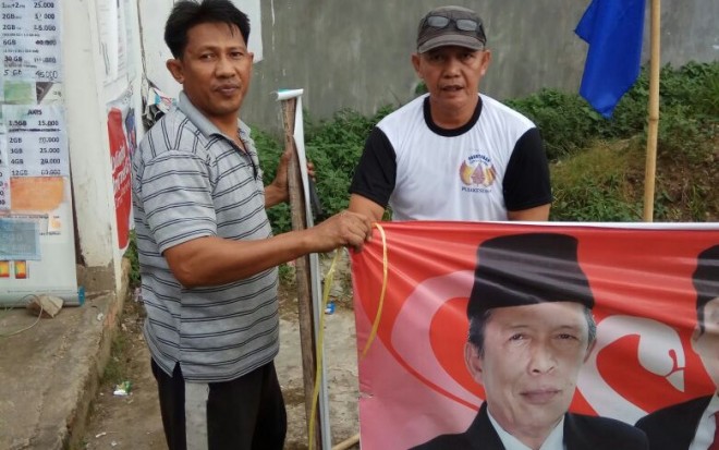 Tim Sukses Fasha-Maulana Ikut Perbaiki Spanduk Sani-Izi yang Terlepas.