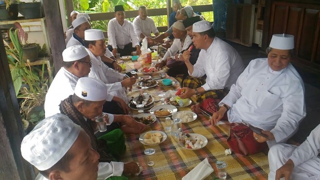 Fasha makan lesehan usai Jumatan di Seberang Kota Jambi 