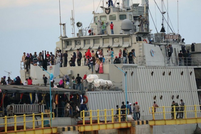 Kapal Perang TNI Bersandar di Kuala Tungkal.
