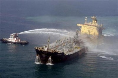 Ilustrasi kapal terbakar yang berusaha diselamatkan (Reuters)