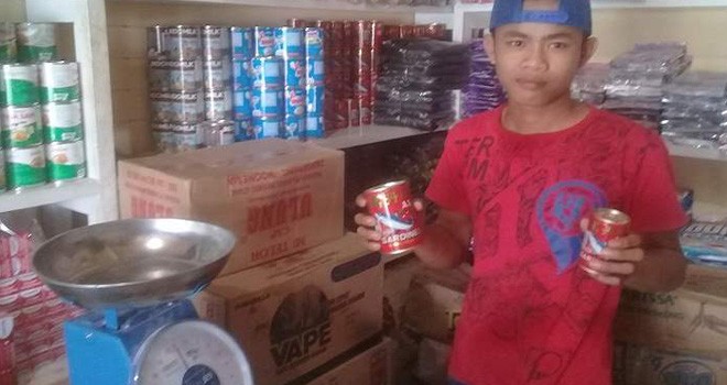 Salah satu pedagang Pasar Atas Sarolangun menunjukan dagangannya.