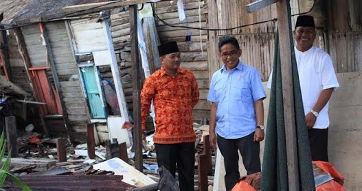 H Bakri saat tinjau pembangunan bedah rumah.