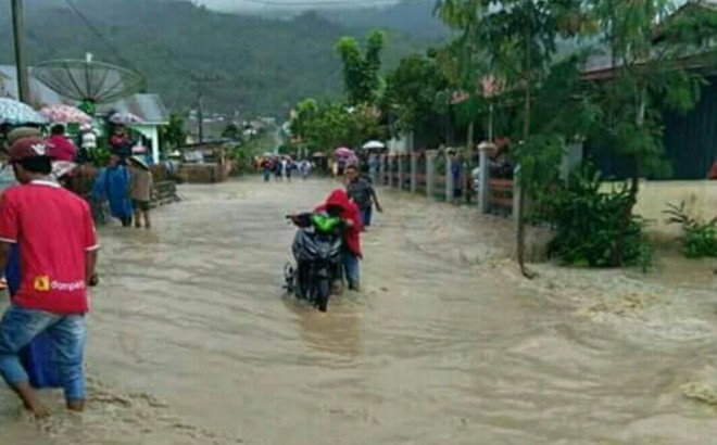 Banjir Bandang Rendam Puluhan Rumah di Siulak Mukai.