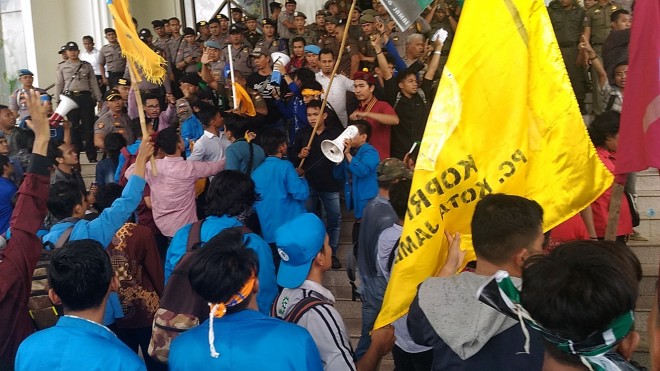 Unjuk Rasa Kelompok Cipayung di Kantor Gubernur Jambi Memanas.   