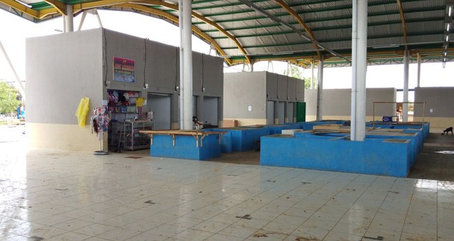 Kondisi pasar Rakyat Type A yang mulai sepi.