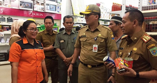 Satgas Pangan menelusuri sadden bercacing di beberapa swalayan di Kota Jambi. Foto:  M. Ridwan / JE