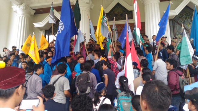 massa membubarkan diri 