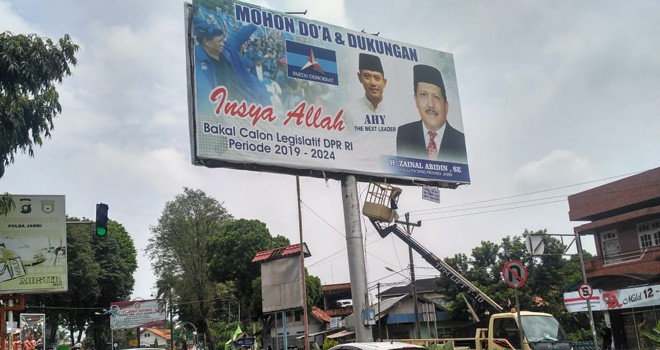 Panwaslu dan KPU Kota Jambi berserta stakeholder menurunkan alat peraga sosialisasi salah satu Bacaleg dikawasan Thehok, Selasa (3/4) kemarin.