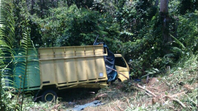 Colt yang Diesel bernomor Polisi BA 8390 OU terperosok ke jurang 