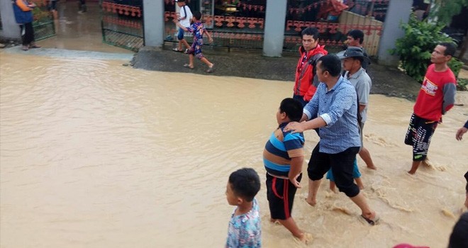 Monadi saat mengunjungi Korban Banjir di Mukai.