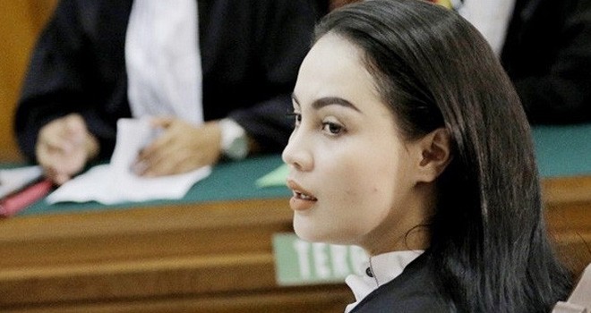 Aktris Jennifer Dunn saat menjalani sidang perdana kasus penyalahgunaan narkoba di Pengadilan Negeri Jakarta Selatan