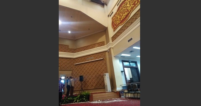 Pegawai Sekretariad DPRD Kota Jambi saat melihat plafon gedung DPRD yang rusak. (Insert) Ruang rapat B lantai satu yang juga mulai rusak.