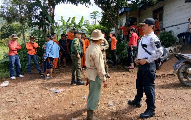 Tim gabungan saat mencar korban hilang beberapa waktu lalu.