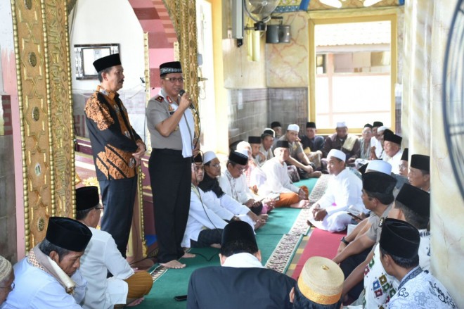 Kapolda saat Jumling di Masjid As-Syuhada Kabupaten Batanghari.