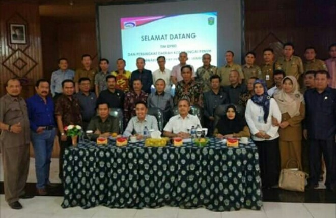 Pimpinan dan anggota DPRD Kota sungai penuh bersama dengan tim asistensi Pemkot Sungai Penuh.