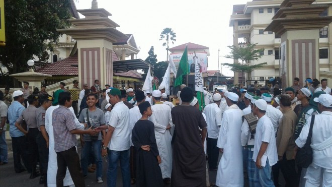 Puluhan massa dari Forum Kerukunan Umat Beragama (FKUB) Kota Jambi, menggelar aksi damai di depan Mapolda Jambi