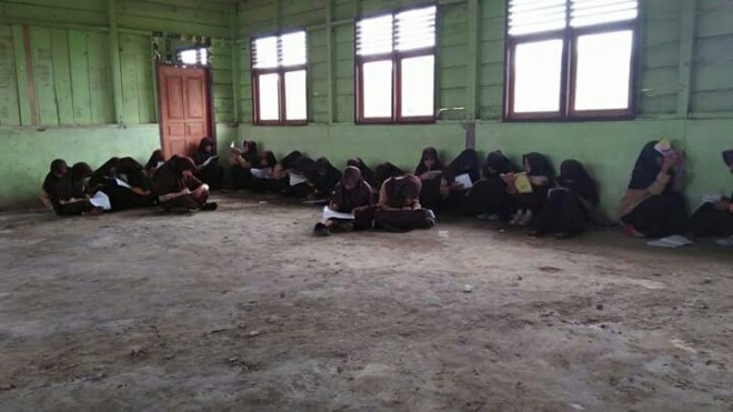  Memprihatinkan, Siswa Belajar di Lantai