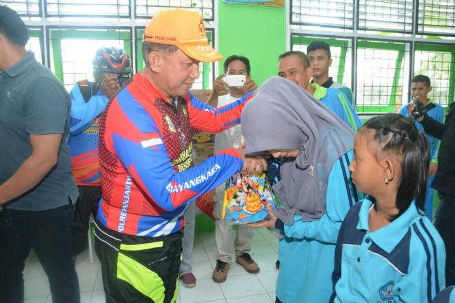 Kapolda memberikan bantuan di panti asuhan