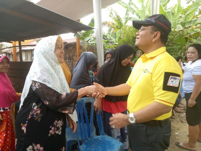 DR, dr Maulana saat pengobatan gratis di Lebak Bandung Minggu (8/4)