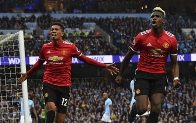 Smalling dan Pogba jadi aktor yang sukses menunda pesta juara Man City di Etihad Stadium. (AFP)