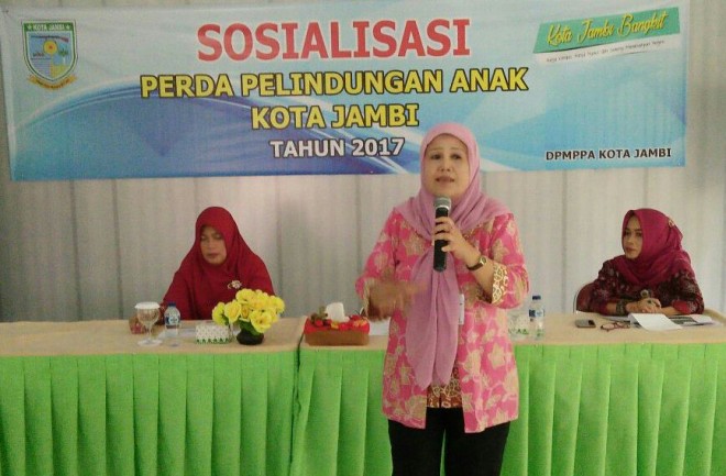 Kadis PMPPA drg. Irawati Sukandar melakukan sosialisasi Perda Perlindungan Anak Kota Jambi. 