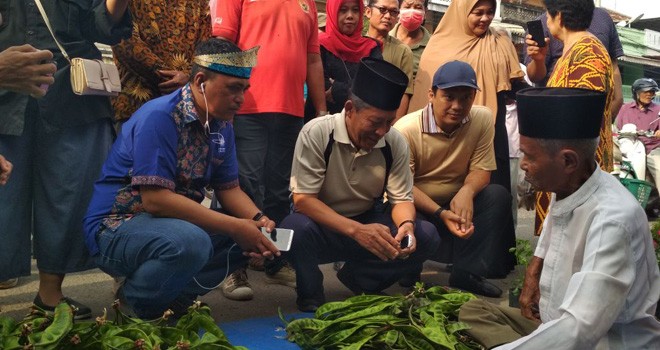 Calon Walikota dan Wakil Walikota Jambi nomor urut 1 saat blusukan ke Pasar Baru Talang Banjar.