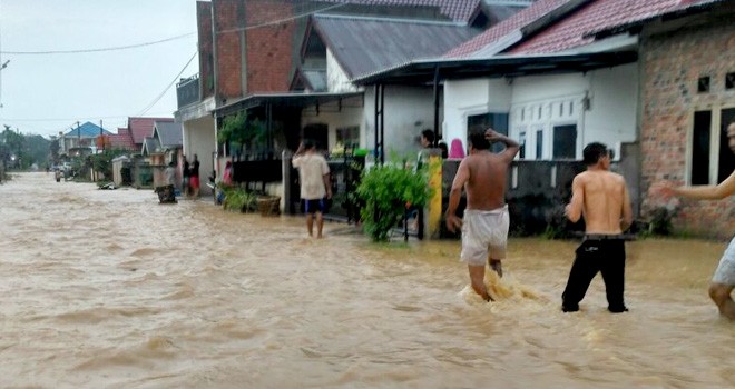 Banjir yang merendam Perumahan Kota Baru Indah. Di kawasan ini memang menjadi langganan banjir ketika datangnya hujan.
