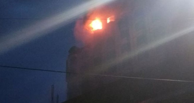 Kebakaran di Hotel Novita Belum Berhasil Dipadamkan.