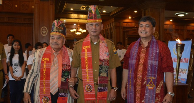 Kirab Obor Paskah Nasional Tahun 2018 memasang pin dan atribut budaya kepada Sekda.