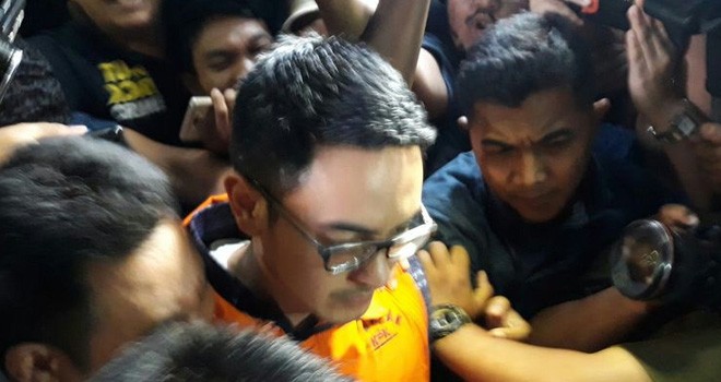 Gubernur Jambi Zumi Zola, resmi ditahan oleh Komisi Pemberantasan Korupsi (KPK).