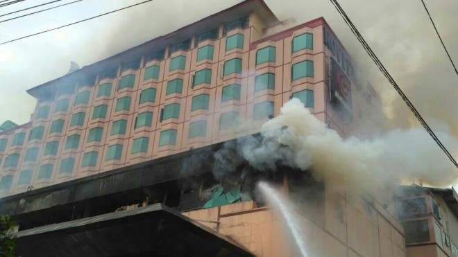 Pantauan di lapangan, saat ini petugas masih berjibaku untuk memadamkan api