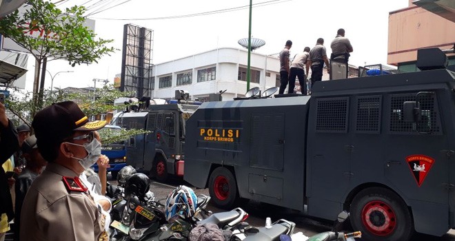 Kapolda Jambi, Brigjen Pol Muhclis AS, juga terlihat turun ke lokasi kejadian.