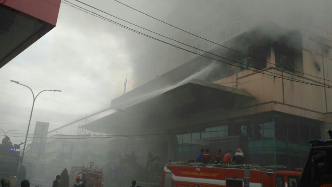 Masih terlihat kepulan asap hitam