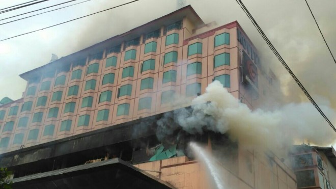 Terlihat puing-puing gedung berjatuhan