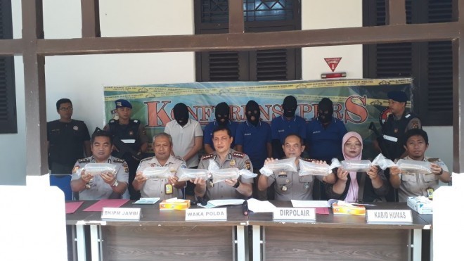 Lima tersangka penyelundupan 107.525 ekor Baby Lobster saat diekpose di kantir Ditpolair Polda Jambi, Jumat (6/4).   