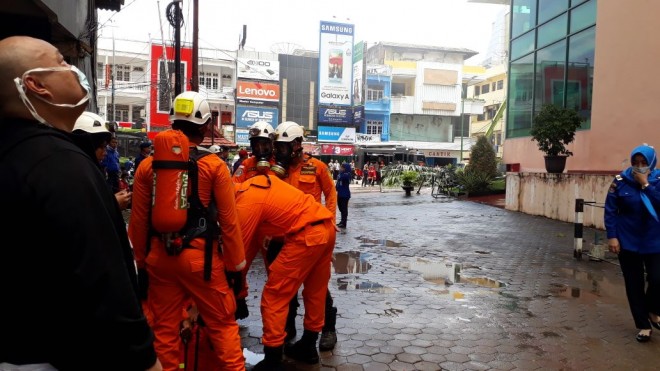 Evakuasi pengunjung hotel novita